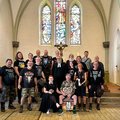 Eine Traugesellschaft steht in einer Kirche. 